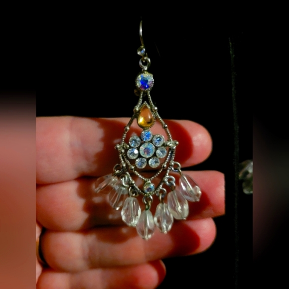 Noblesse Earrings - Picture 2 of 2